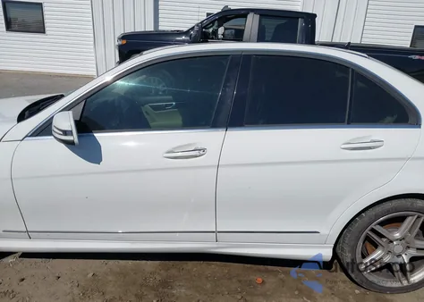 2013 Mercedes-Benz C 350 Sport из США, поврежденный, VIN WDDGF5HB1DA861449